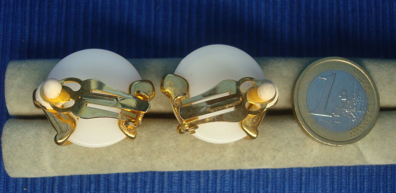 Boucles d'oreilles pendantes légères dorées avec grosse perle anti-irritation - 3