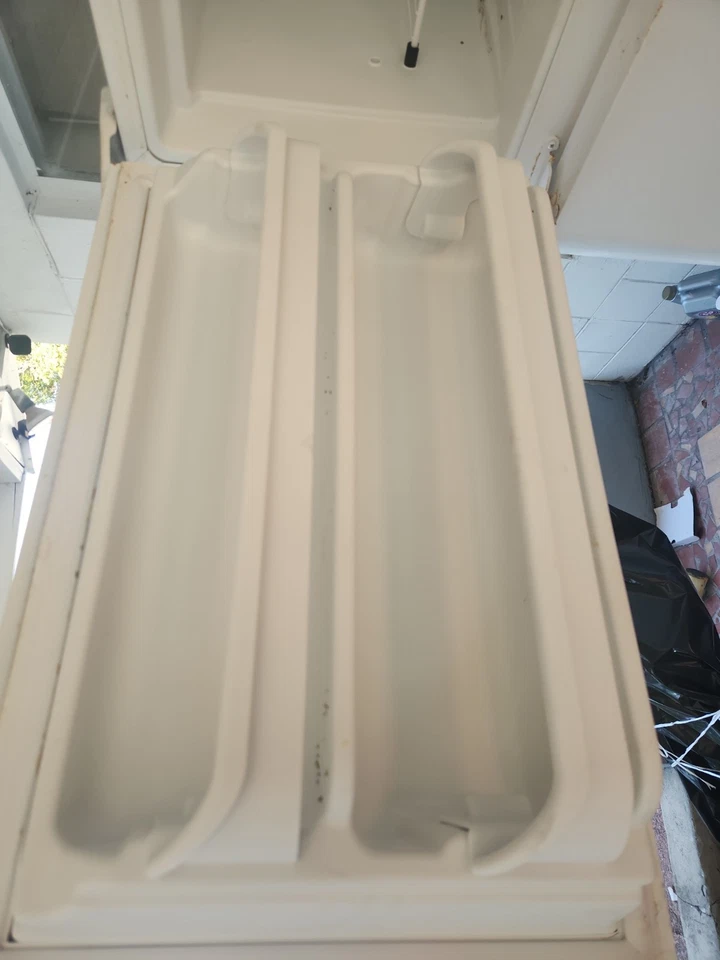 Frigidaire Refrigerator 18 cu ft – Works Great – - Image 3 of 4