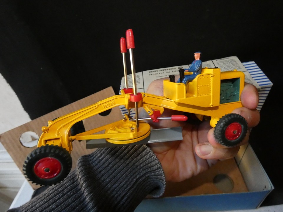 Dinky Toys profileur 100 Richier 886 - Collection