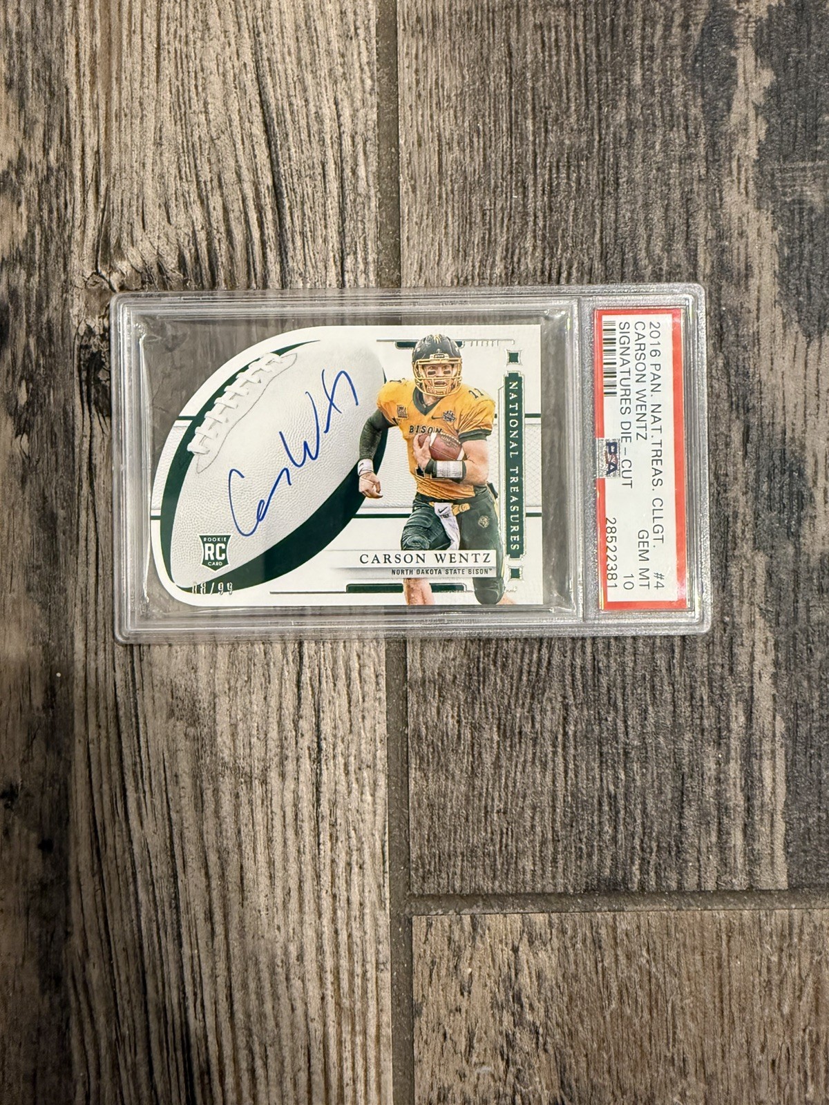 Carson Wentz Panini National Treasures Collegiate Signature Die-Cut #4 Base