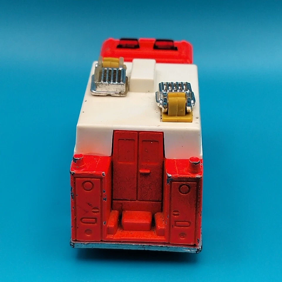 Matchbox Mack Auxiliary Power Fire Truck Floodlight Rescue Vintage Diecast Red - Image 3 of 4