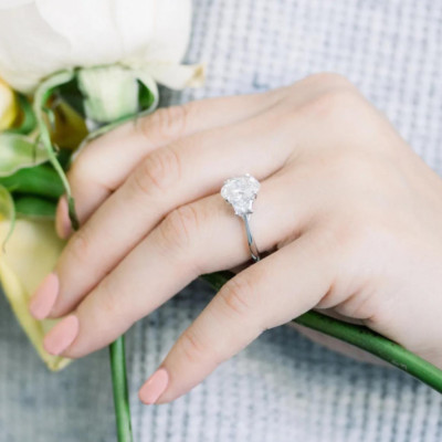 18 Karat Weißgold Ehering IGI Lab Created 4 kt Diamant im Ovalschliff 6 7 8