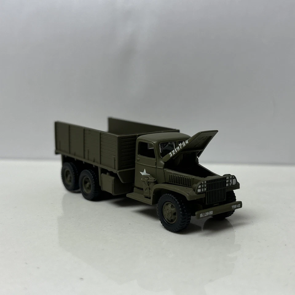Коллекционная литая модель диорамы грузового автомобиля 1941-1945 GMC CCKW 6x6 масштаб 1:64 - Изображение 2 из 4