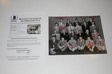 1950-51 DETROIT RED WINGS SIGNED 8X10 PHOTO GORDIE HOWE SID ABEL SIGNED BY 14