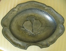 ancien plat a barbe avec blasons en étain poinçon rose couronnée collection 