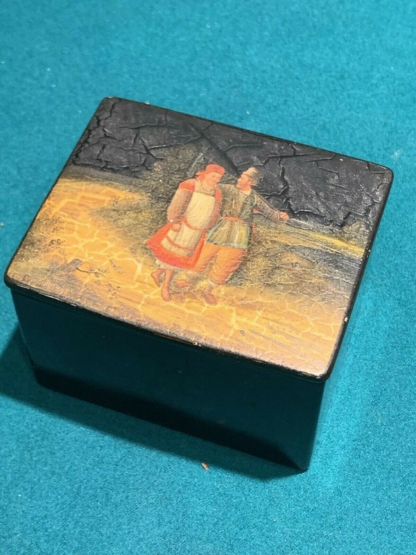 ANTIQUE RUSSIAN HAND PAINTED LACQUER BOX
