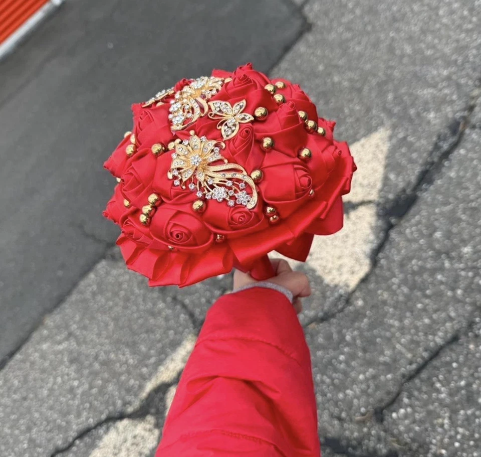Ramo de Quinceañera Rosa Roja Oro Estrás Baile de graduación Dulce 16 Ramo de Lanzamiento de Novia Foto 3 de 4
