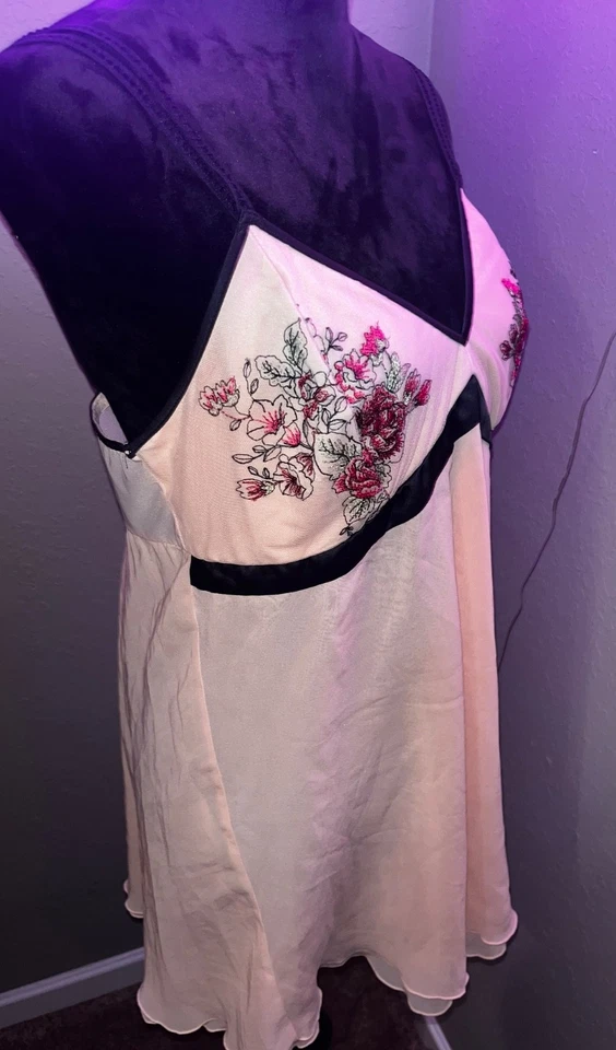 Babydoll Soma Intimates de malla en capas melocotón/rosa con detalles de bordado floral L Usado en Excelente Condición Foto 3 de 4