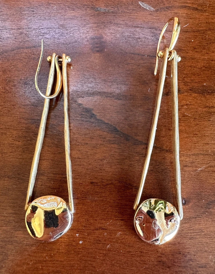 Pendientes Robert Lewis Morris Soho Tono Dorado Perforados Largos Estilo Martillado Firmados Foto 2 de 4