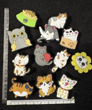 Eine Sammlung von 12 Stck. s&uuml;&szlig;e Katzen  Clogs Schuh Charms Geschenkpackungen kostenloser Versand