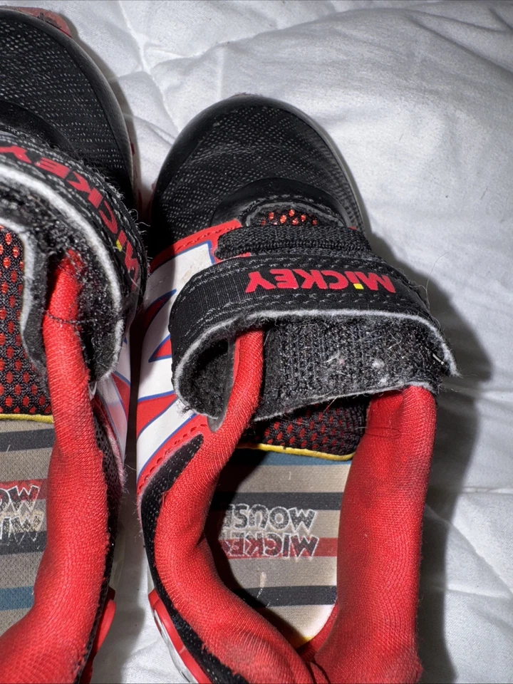 Zapatillas Disney Junior Mickey Mouse Talla 7 Niños Pequeños Rojo y Negro Foto 3 de 4