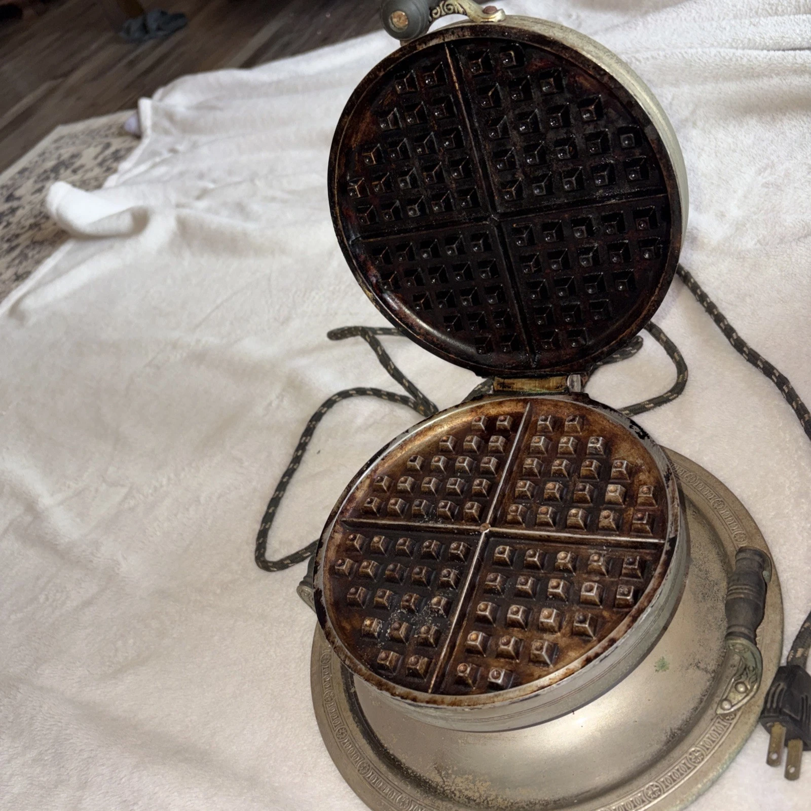 Vintage Universal Electric Waffle Griddle Landers Frary Clark E 9364 WORKS
