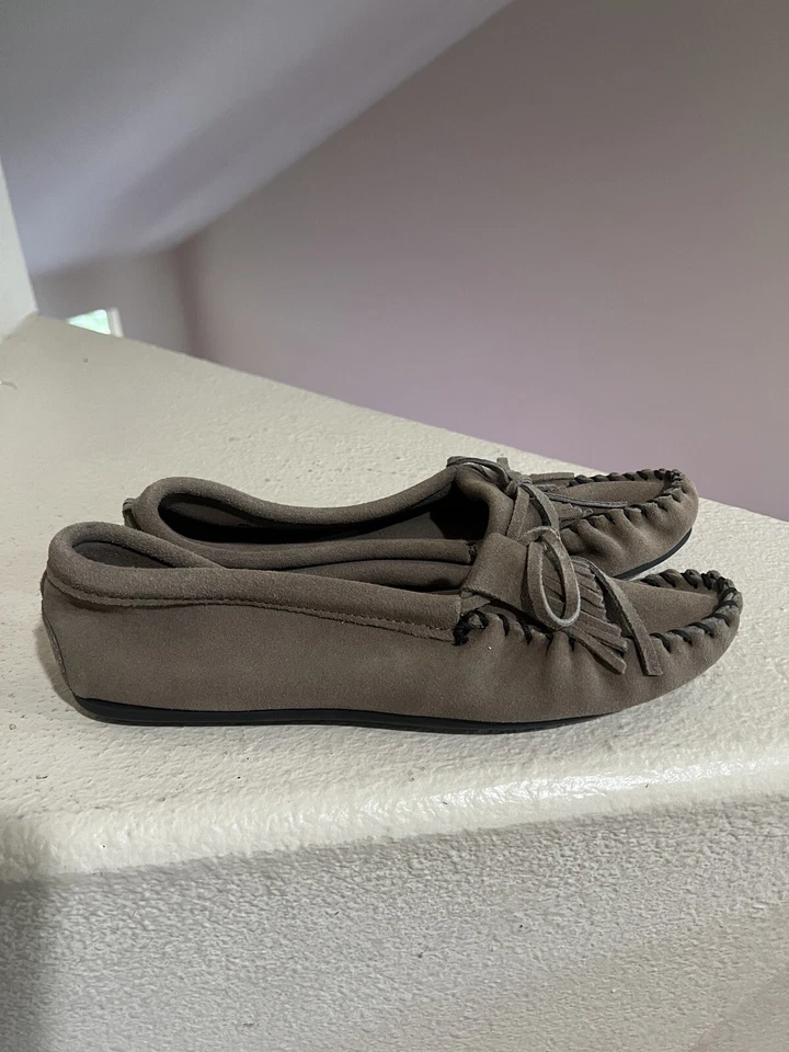 Sandalias sin cordones Minnetonka Kilty para mujer gris gamuza cuero conducción 9,5 Foto 3 de 4