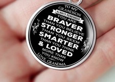 Ciondolo in argento tedesco NRANDMA QUOTE BRAVE LOVED su collana da 20" a 22"