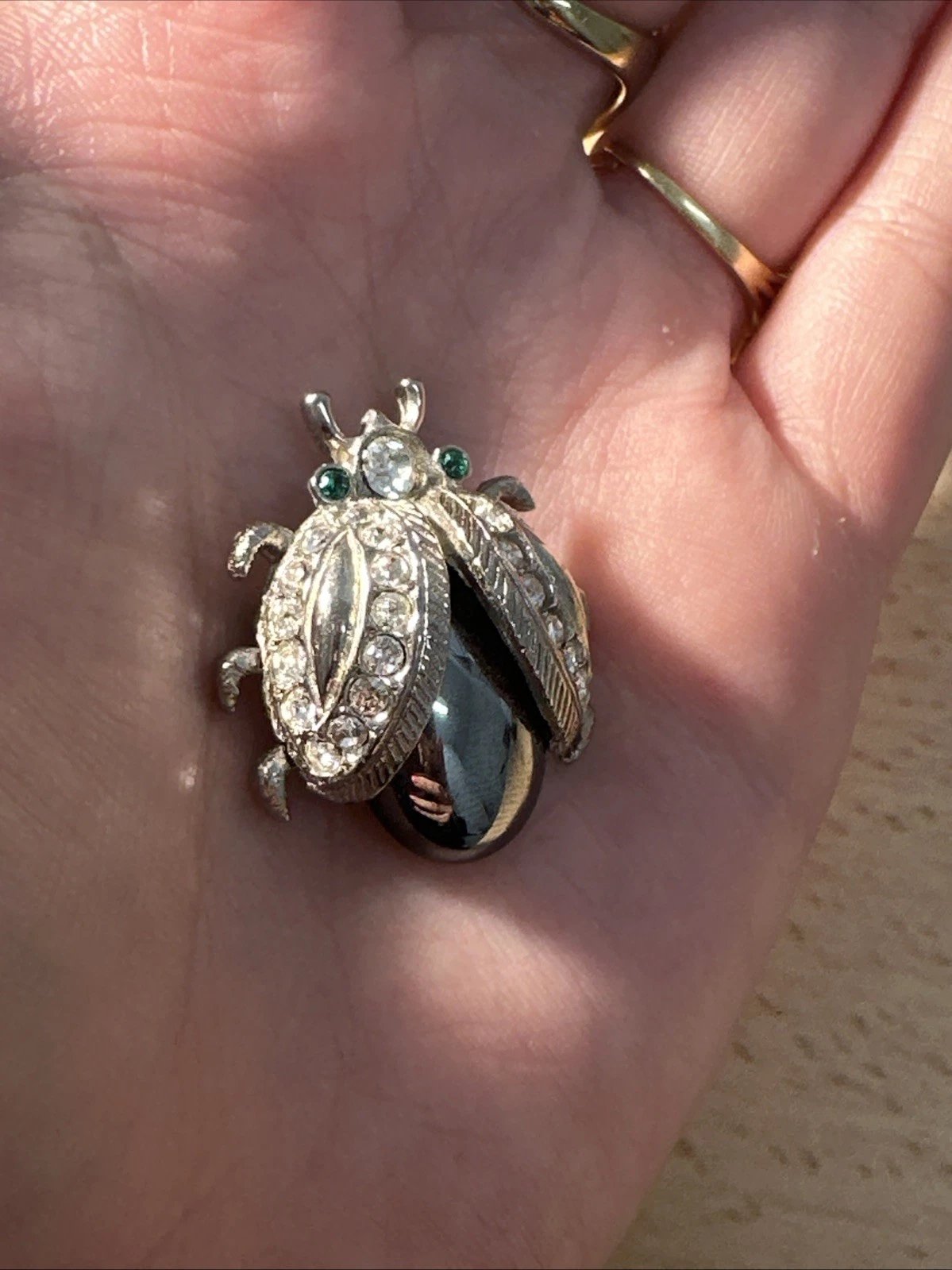 Petite Broche Coccinelle Argentée Et Hématite Bijoux Fantaisie