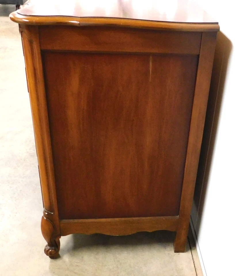 Cómoda triple de nogal estilo provincial francés White Furniture Company Foto 4 de 4