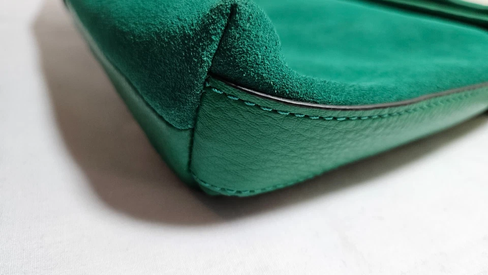 Б/у Vince Camuto зеленый кожаный кошелек золотой акценты большой Livy через плечо - Изображение 4 из 4