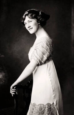 Featuring The English Singer And Actress Phyllis Dare 4 Old Photo