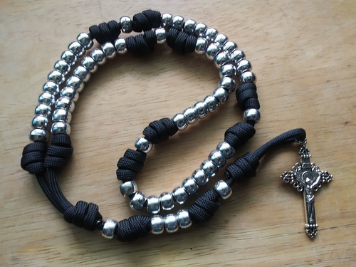 Rosario Paracord Cordón Plateado y Negro Crucifijo Adornado Hecho a Mano - Imagen 1 de 6