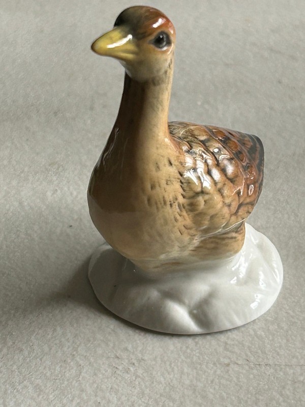 Vintage Porcelain pheasant bird. 3 in wide, 2.75 in tall , base 1.5 in x 1.5 in