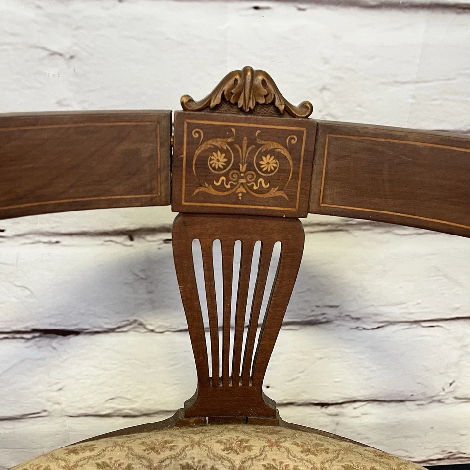 Antiga cadeira vitoriana arredondada canto harpa detalhe banheira incrustação de madeira - Imagem 2 de 4