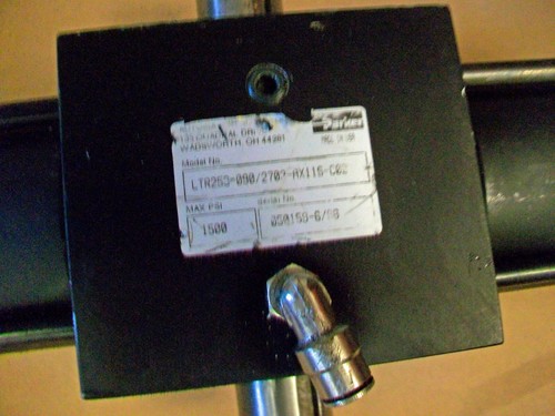 Parker Hydraulic Rotary Actuator LTR253-090-2703-AX11S-C02 90 Degree 1500 psi - Picture 3 of 4