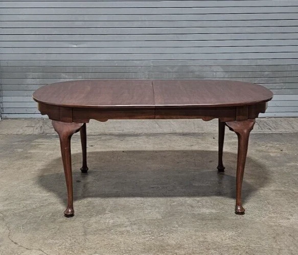 Mesa de comedor Henkel Harris Cherry Queen Anne extensión con 3 hojas Virginia Foto 2 de 4