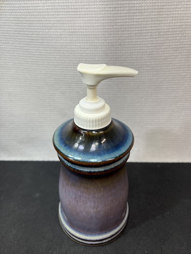 Raro distributore pompa sapone ceramica Bill Campbell firmato viola blu marrone smalto - Foto 2 di 8