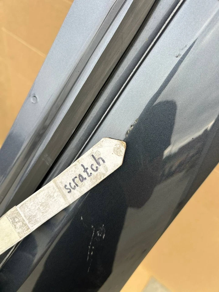 Puerta levadiza trasera Tesla Modelo Y 2020-2023 portón trasero con abolladura Foto 3 de 4