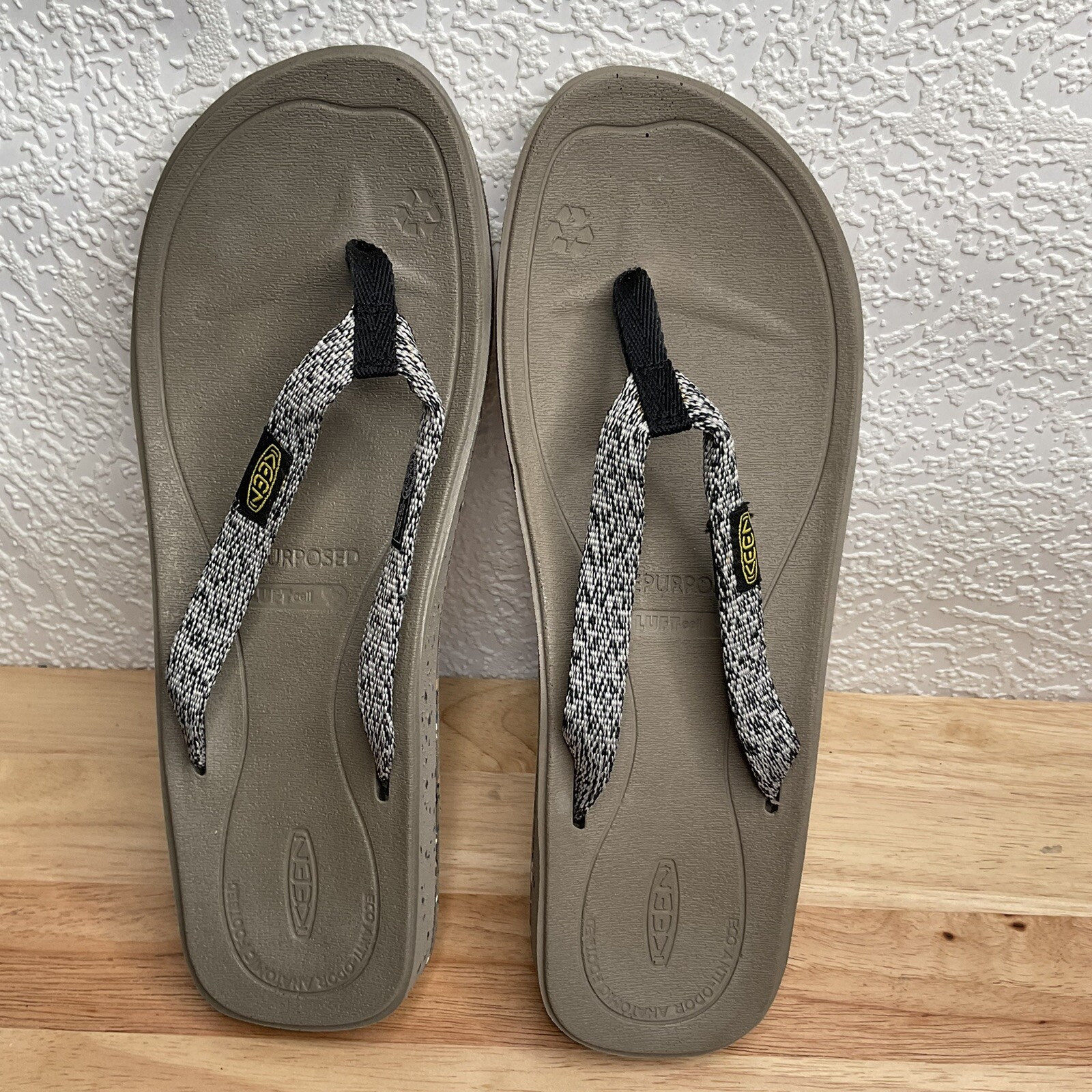 Sandali infradito leggeri Keen Harvest neri da donna taglia US 9 nuovi