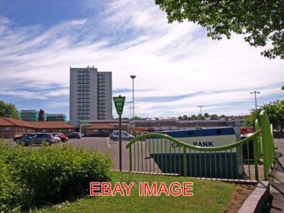FOTO FÄLLUNG ROT ÜBERDACHTE GEBÄUDE SIND DIE RATSBÜROS DER PARKPLATZ DIENT