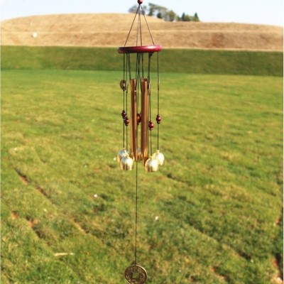 Rustikales Windspiel mit Holzplatte und Metallrohren für drinnen oder draußen