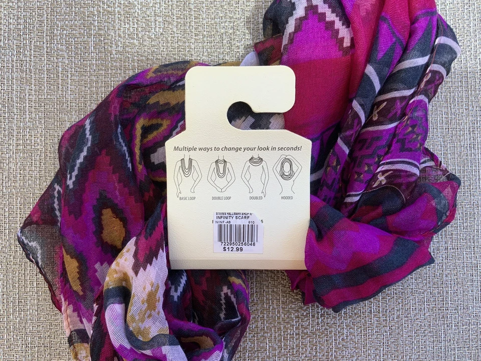 Bufanda Infinity Lavello Collectibles, Moda con Pasión, Steve’s Hallmark Shop Foto 2 de 4