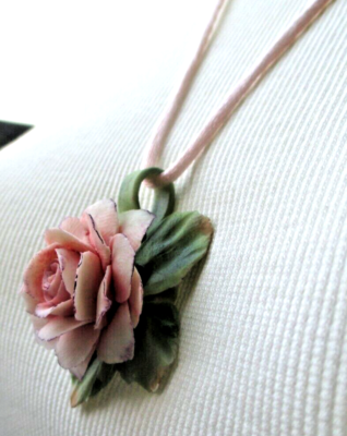 Collier Pendentif Vintage Capodimonte – Fleur En Porcelaine Rose Et Vert – Superbe Bijou Ancien – Occasion, Magnifique état
