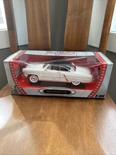 Road Signature Collection 1/18 •1952 Lincoln Capri• Diecast - White/black•NIB