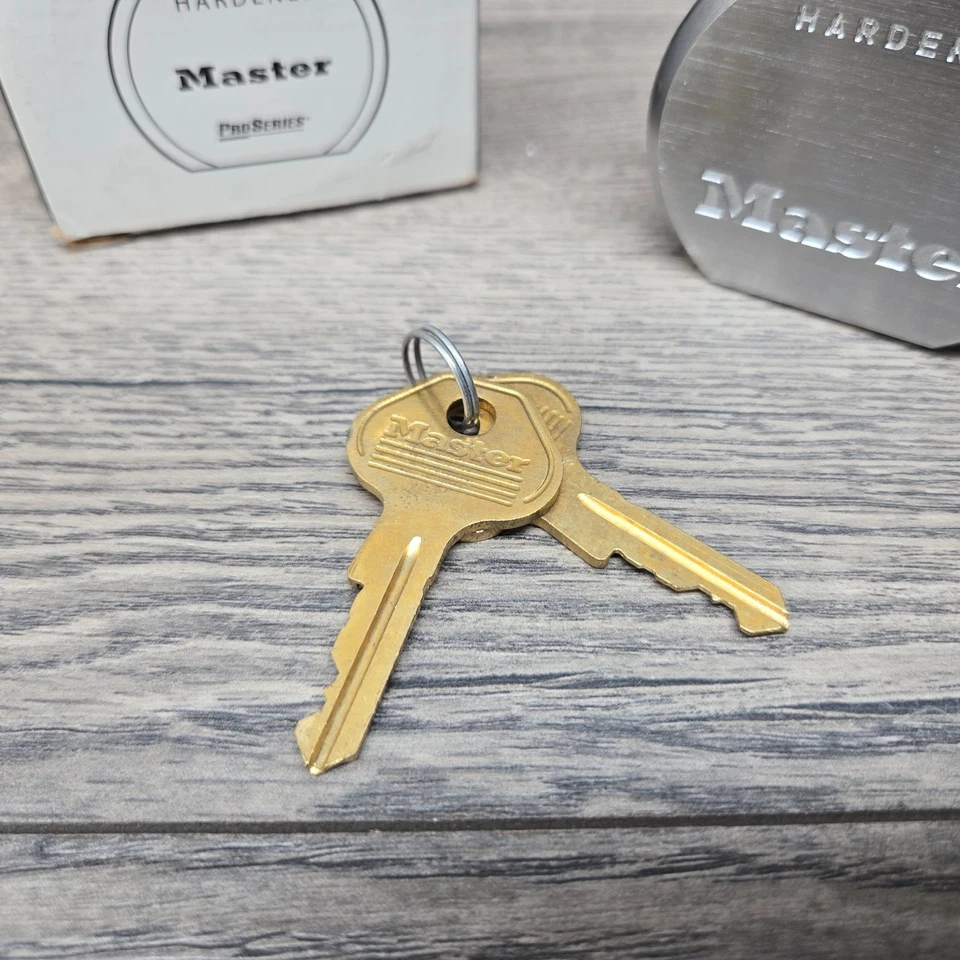 Master Lock 6230KA Padlock 1/2" Shackle 2-9/16" Body Width 2 Keys NEW-HEAVY DUTY - Image 2 of 4