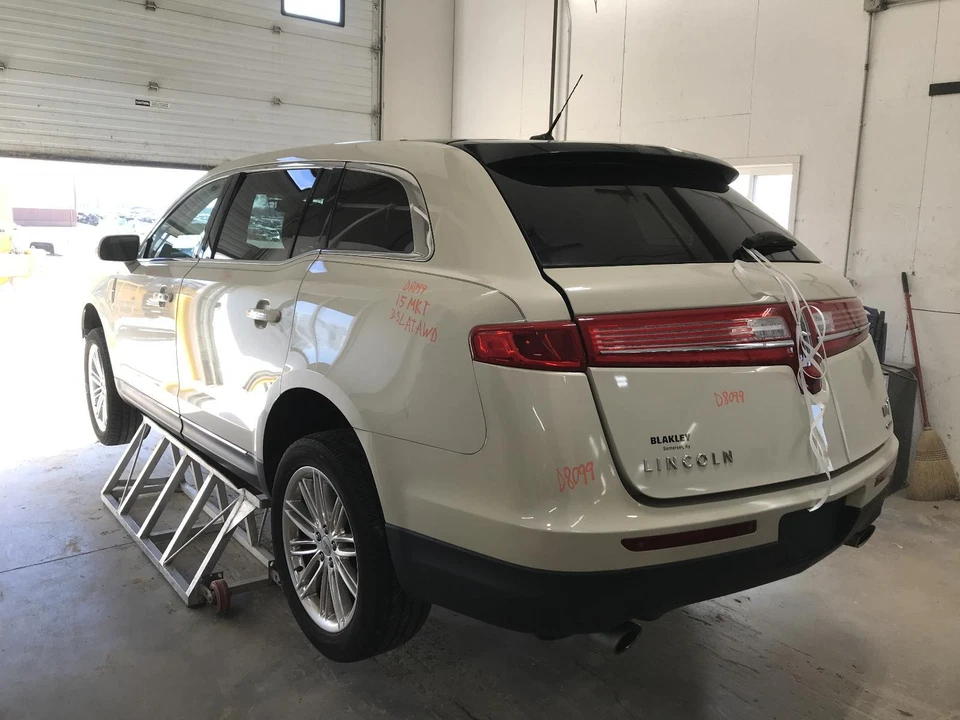 Used Right Tail Light Assembly fits: 2015 Lincoln Mkt quarter panel mounted LED - Image 3 of 4