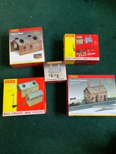 Selection of Hornby 00 gauge railway buildings