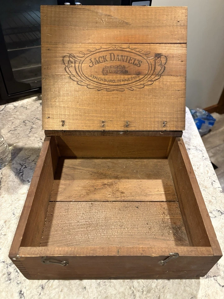Vintage Jack Daniels Antiguo No. Caja de madera 7 con ganchos metálicos Foto 2 de 4