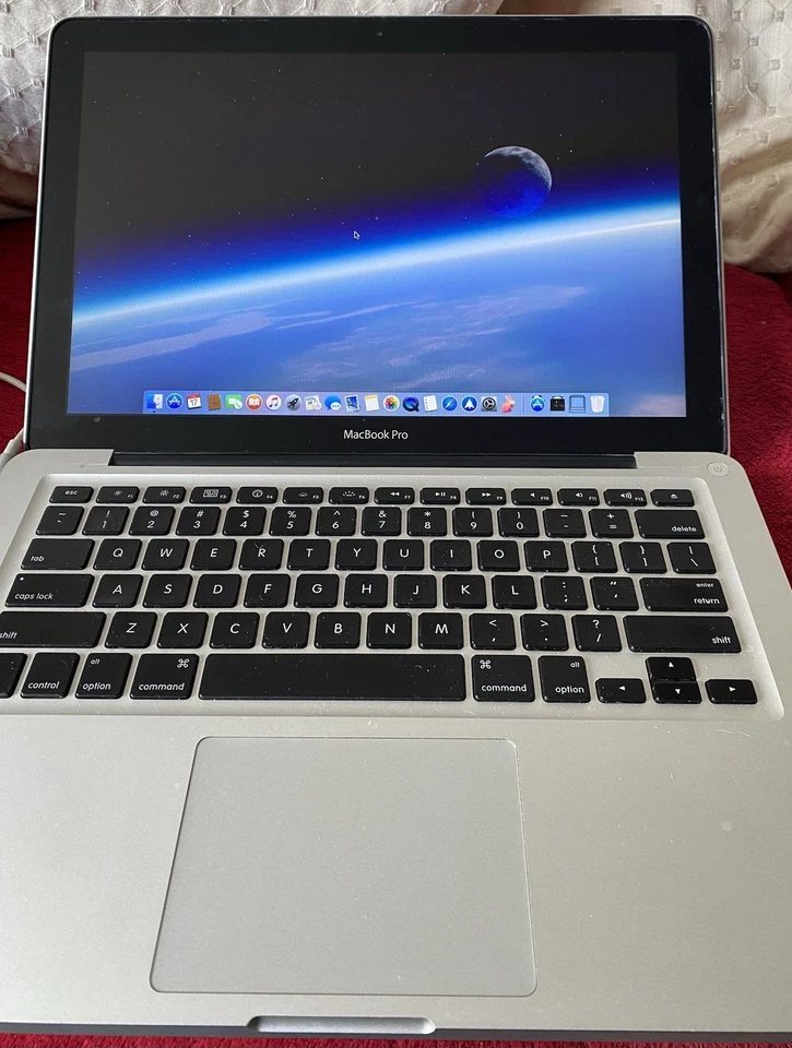 Classic Apple MacBook Pro Laptop - Image 2 of 4