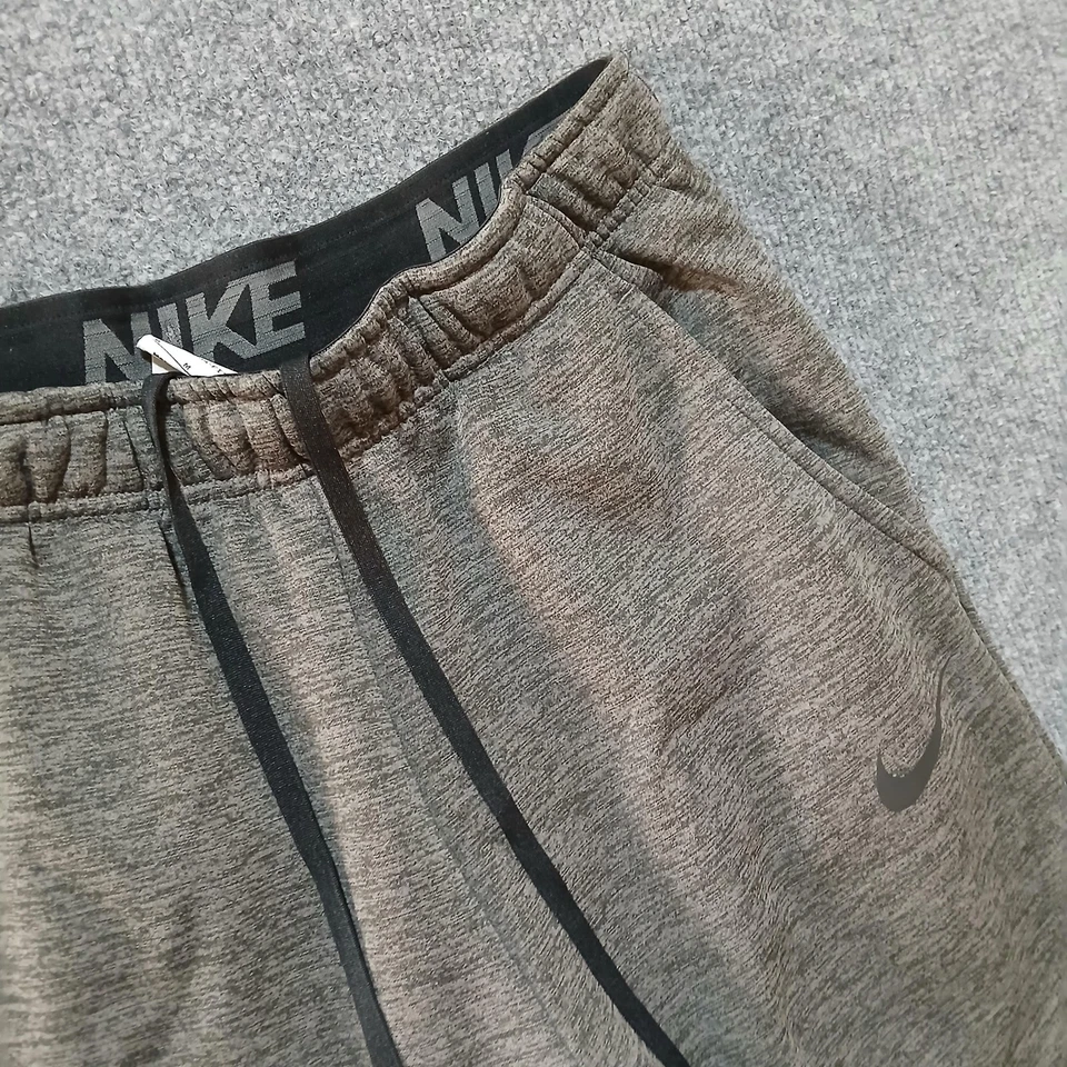 Pantalones de entrenamiento Nike Therma-Fit para hombre gris medio cálidos cónicos CV7739-071 Foto 2 de 4