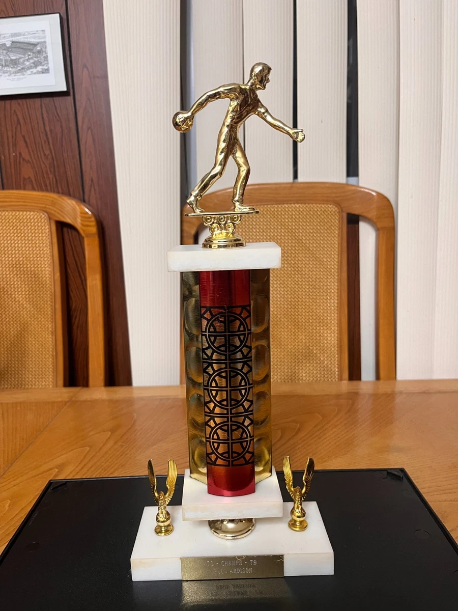 Trophée D'or De Bowling Avec La Base De Marbre Dans La Rotation Infinie
