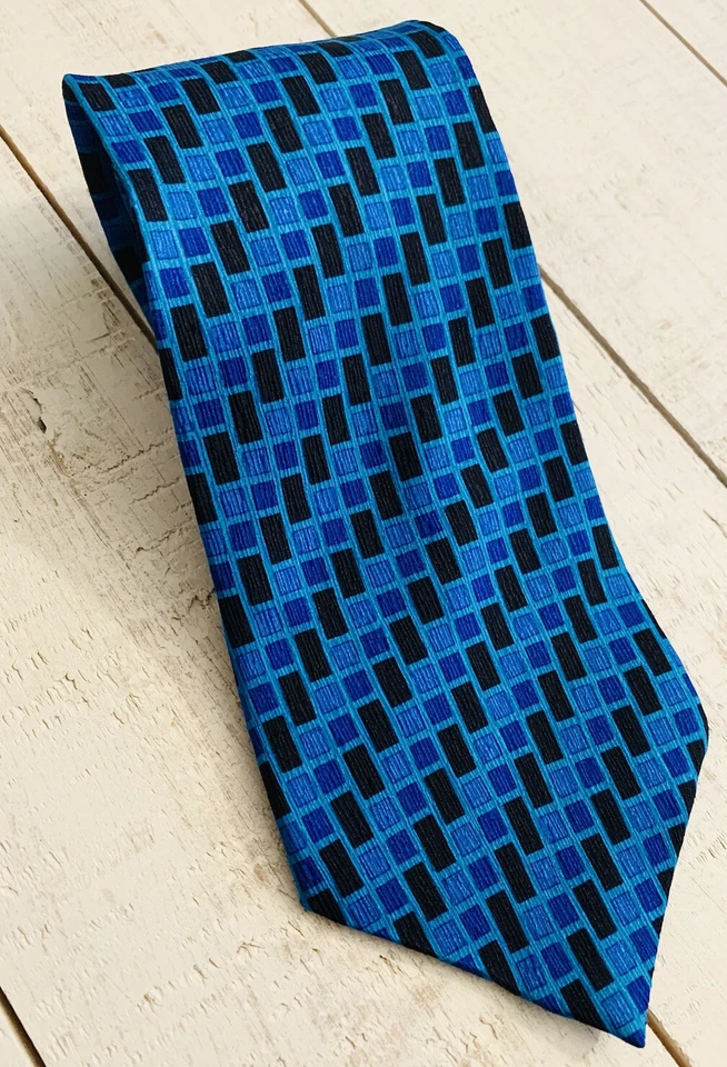 Corbata de diseñador Guess 100 % seda importada geométrica azul negro EE. UU. ¡Envío rápido! Foto 2 de 4