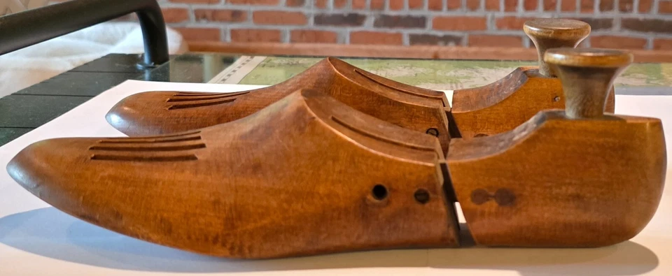 Dois pares de maca de sapato vintage Florsheim madeira maciça tamanho 8 - Imagem 4 de 4