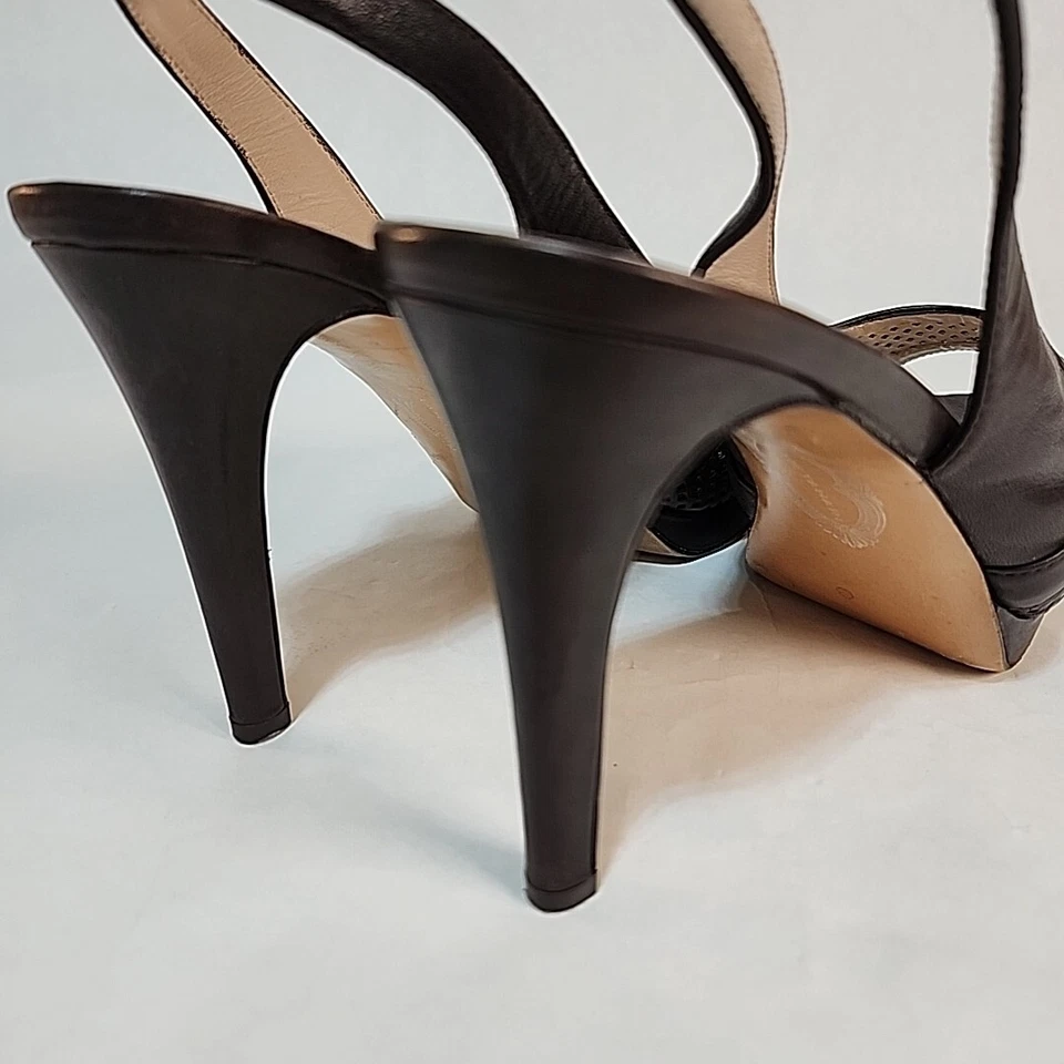 Elie Tahari 4"-Tira de Salto Feminina Couro Marrom Escuro Biqueira Aberta Tamanho 38.5 Excelente Estado Usado - Imagem 4 de 4