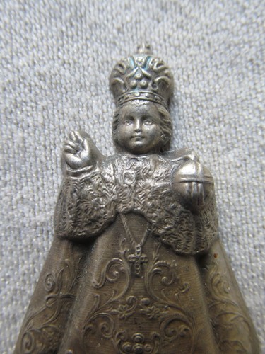 Vintage IHS Jesus Infant Of Pragus Resin Queen Wall Christianity Made In Italy - Picture 3 of 6