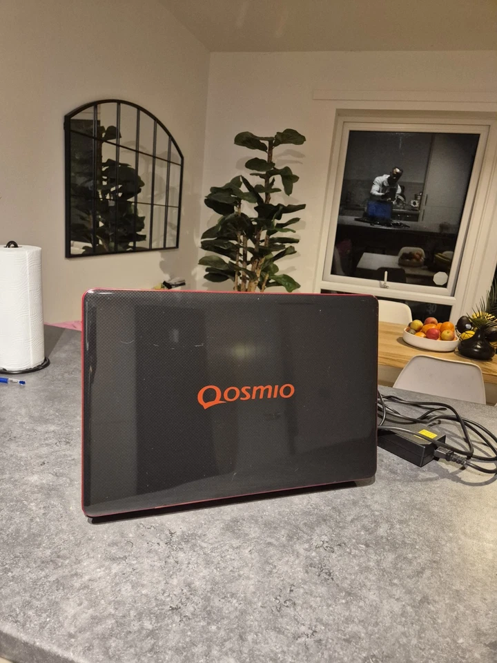 Toshiba qosmio X500 18.4 INCH, Winds 10 Pro, 256GB + 6GB RAM + FAST UK🇬🇧 POST! - Image 2 of 4