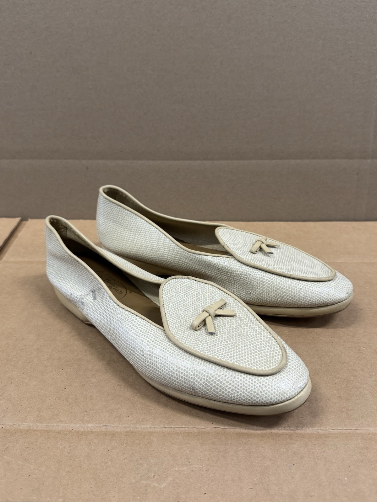 SAOLA Mocassini vintage belgi scarpe beige pelle goffrata suola gomma fiocco 8 5 WW LARGHI