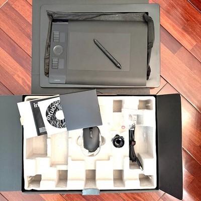 Wacom Intuos4 PTK-640 Professional Medium Graphic Pen, Tablet, & USB Only Black