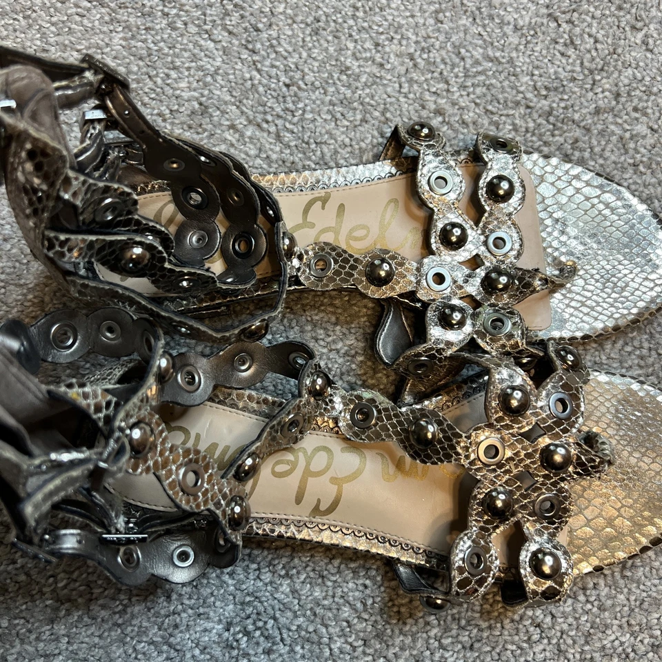 Sapatos femininos Sam Edelman tamanho 7 sandálias gladiador cobra em relevo cravejado zíper - Imagem 2 de 4